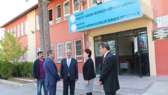 Vali Hasan ŞILDAK İl Milli Eğitim Müdürü ile Türkiye Yardımsevenler Derneği İlokulu ve Ortaokulu´na Ziyarette Bulundu