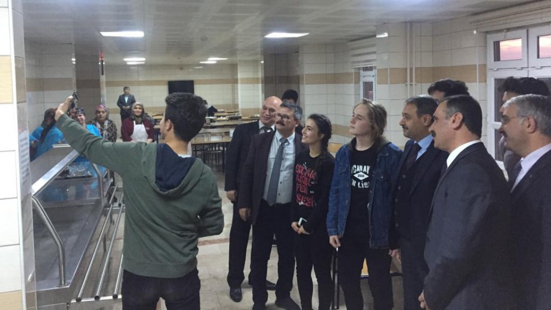 Burdur Valisi Hasan ŞILDAK ve İl Milli Eğitim Müdürü Mahmut BAYRAM Ercan Akın Fen Lisesi ve pansiyonunda incelemelerde bulundu.