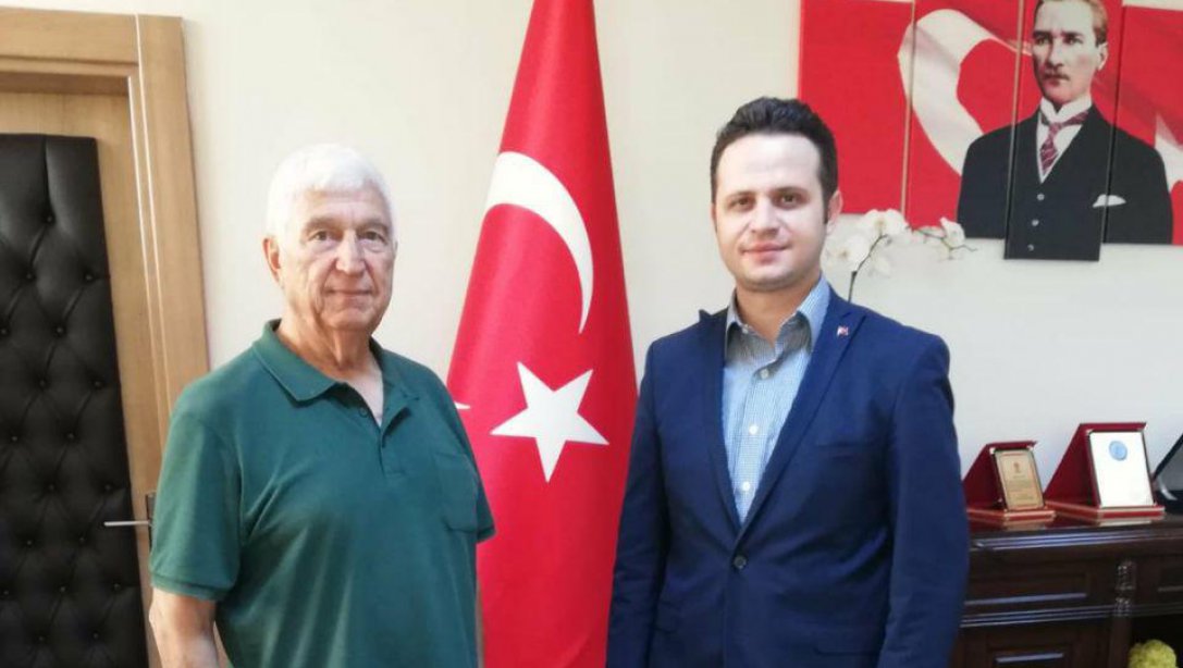 Bakanlığımız Emekli Genel Müdürlerinden İbrahim ÇOKSAK, İl Milli Eğitim Müdürü Emre ÇAY'a hayırlı olsun ziyaretinde bulundu.