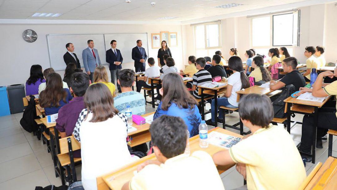 Burdur Valisi Hasan ŞILDAK  Şehit Akif Altay Ortaokulu ve Gazi İlkokulu'nu Ziyaret Etti.