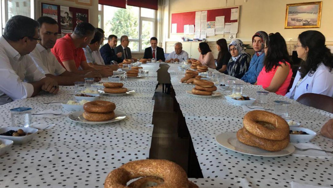 İl Milli Eğitim Müdürü Emre Çay, güne Bucak Mehmet Cadıl Anadolu Lisesi öğretmen ve öğrencileri ile 