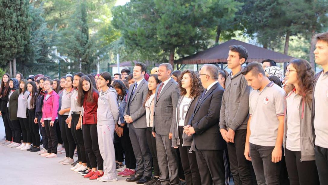 Burdur Valisi Hasan Şıldak ve İl Milli Eğitim Müdürü Emre Çay 15 Temmuz Şehitler Anadolu Lisesinde öğrenci ve öğretmenlerle bir araya geldi.