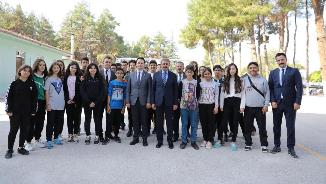 Burdur Valisi Hasan Şıldak ve İl Milli Eğitim Müdürü Emre Çay Şeker Ortaokulu ve Şeker İmam Hatip Ortaokulunda öğrenci ve öğretmenlerle bir araya geldi.