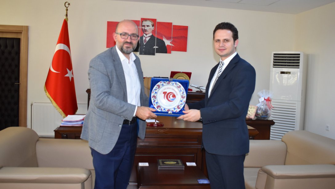 Mehmet Akif Ersoy Üniversitesi Rektörü Prof. Dr. Adem Korkmaz İl Milli Eğitim Müdürü Emre Çay ' a hayırlı olsun ziyaretinde bulundu.