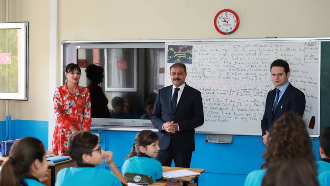 Burdur Valisi Hasan Şıldak ve İl Milli Eğitim Müdürü Emre Çay, Suna Uzal Ortaokulu ve Suna Uzal İmam Hatip Ortaokulunda öğrenci ve öğretmenlerle bir araya geldi.