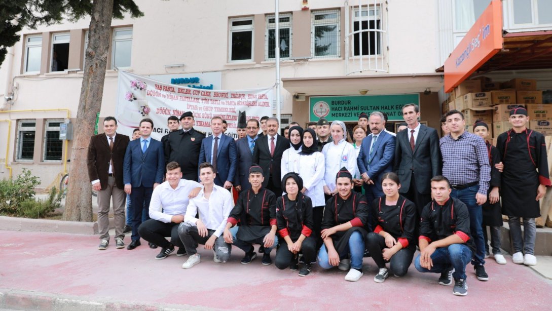 Vali Hasan Şıldak Hacı Rahmi Sultan Halk Eğitim Merkezini ziyaret etti.