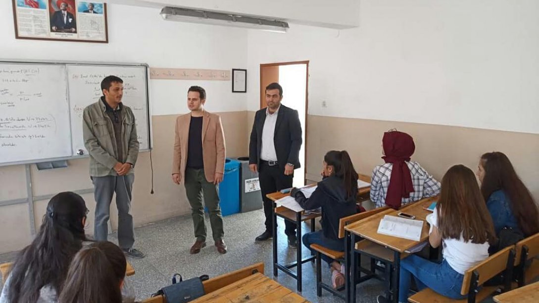 İl Milli Eğitim Müdürü Emre Çay, İbn-i Sina Mesleki ve Teknik Anadolu Lisesi ve Cumhuriyet Anadolu Lisesinde devam eden Destekleme ve Yetiştirme Kurslarını ziyaret etti.