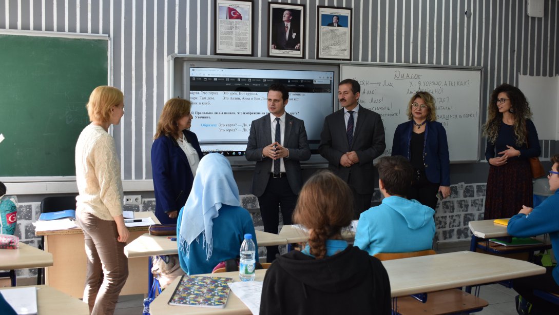 İl Mili Eğitim Müdürü Emre Çay, MAKÜ Fen Edebiyat Fakültesi Dekanı Prof.Dr. Belgin Tunalı ile birlikte Mehmet Uzal Sosyal Bilimler Lisesini ziyaret etti.