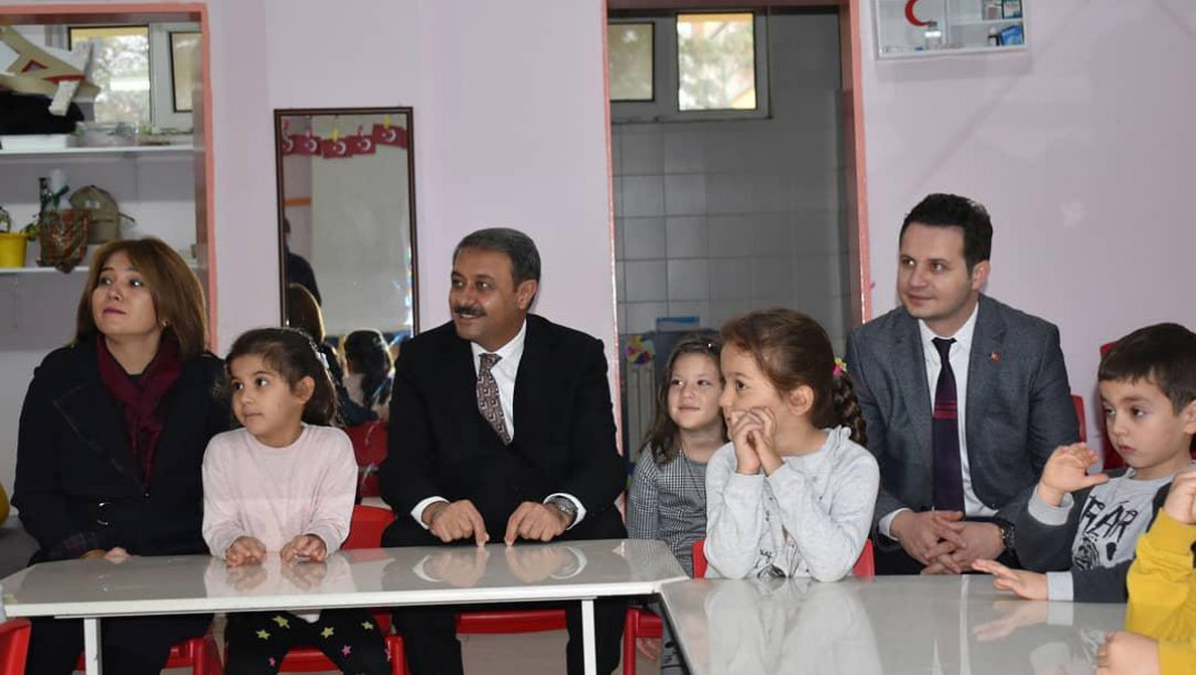 Vali Hasan Şıldak ve eşi Fatma Nur Şıldak, İl Milli Eğitim Müdürü Emre Çay ile birlikte 75.Yıl Cumhuriyet Anaokulunu ziyaret ettiler.