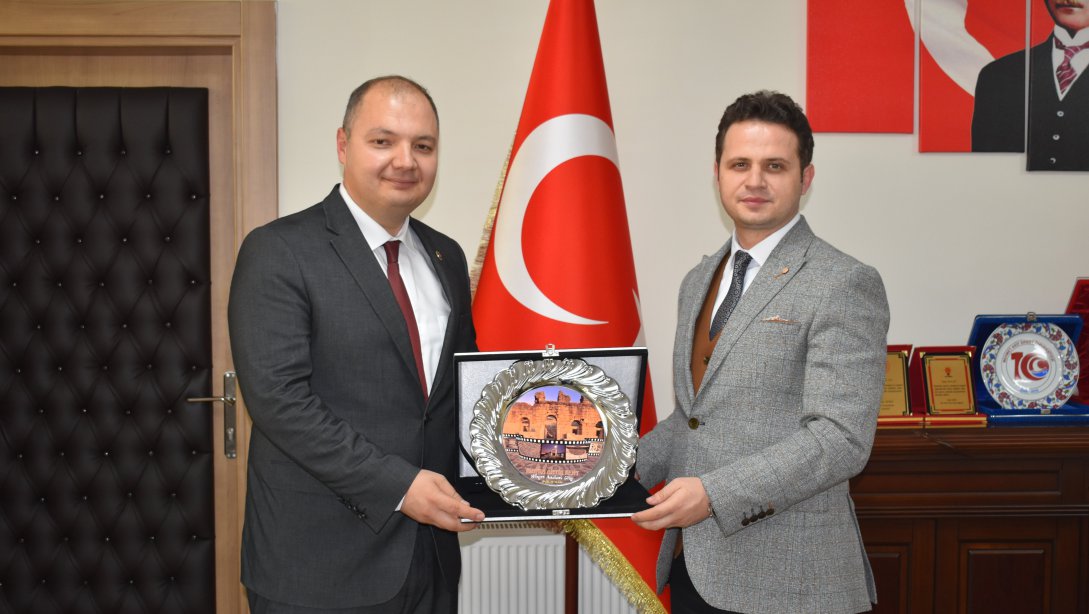 Gölhisar Belediye Başkanı İbrahim Sertbaş ve Ak Parti Gölhisar İlçe Başkanı Mevlüt Erdem,  İl Milli Eğitim Müdürü Emre Çay'ı Ziyaret ettiler.