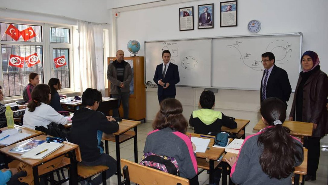 İl Milli Eğitim Müdürü Emre Çay, İstiklal Ortaokulunda uyum sınıfları ve 8.sınıf öğrencilerini ziyaret ederek öğretmenlerimizle değerlendirmelerde bulundu.