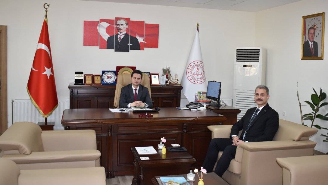 İl Milli Eğitim Müdürü Emre Çay, Bucak İlçe Milli Eğitim Müdürü Neşet Yazar'ı kabul etti.