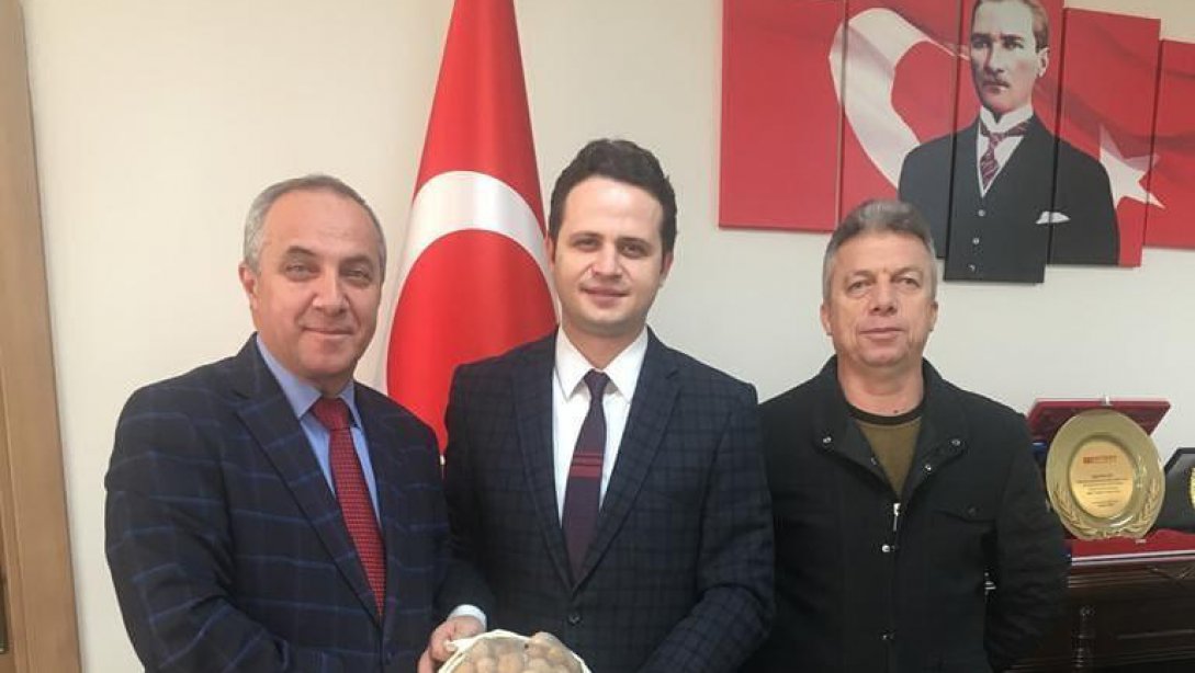 Ağlasun Belediye Başkanı Ali Ulusoy ve Ak Parti Ağlasun İlçe Başkanı Mustafa Alver , il Milli Eğitim Müdürü Emre Çay'ı ziyaret ettiler.