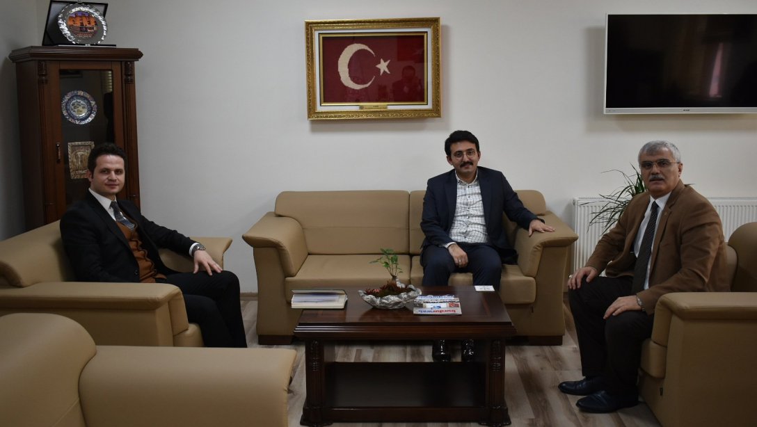 Ak Parti Burdur Milletvekili Bayram Özçelik ve İl Başkanı Volkan Mengi, İl Milli Eğitim Müdürü Emre Çay'ı ziyaret etti.