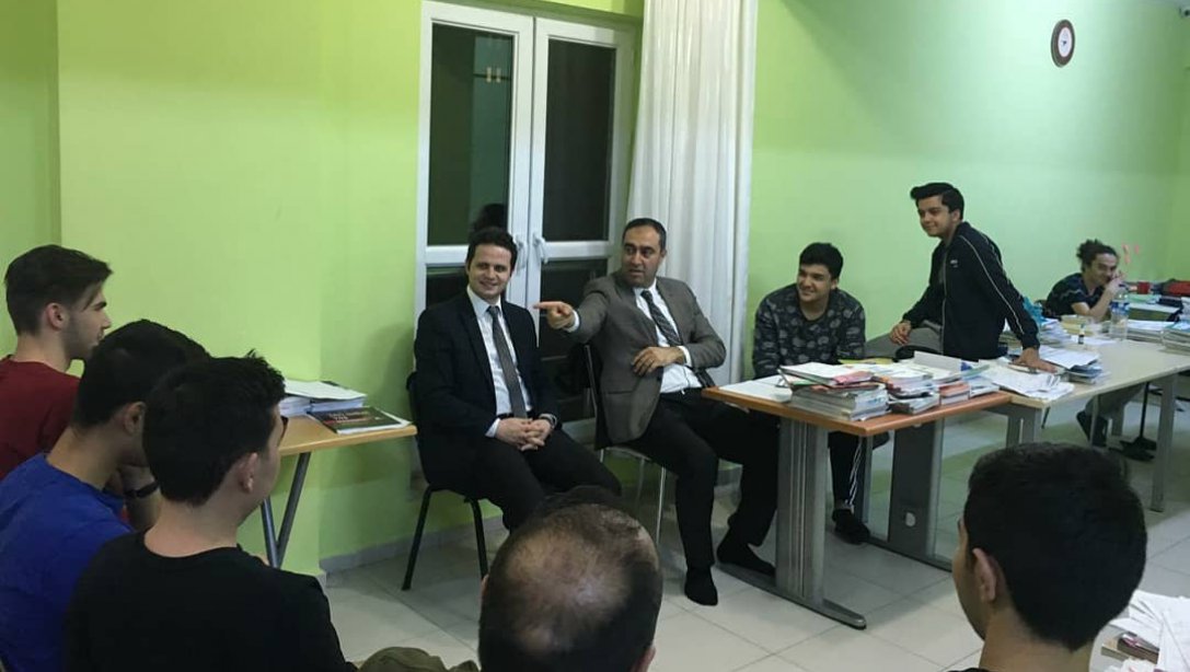 Vali Yardımcısı İbrahim Özkan ve İl Milli Eğitim Müdürü Emre Çay, Ercan Akın Fen Lisesi Pansiyonunda öğrencilerle bir araya geldi.