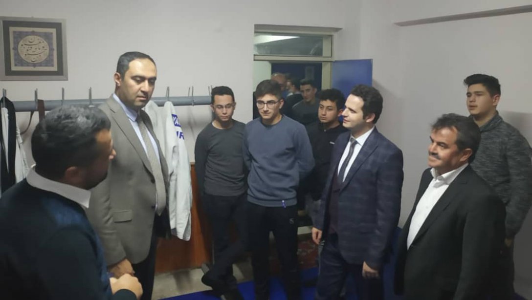 Vali Yardımcısı İbrahim Özkan ve İl Milli Eğitim Müdürü Emre Çay, Anadolu İmam Hatip Lisesi Pansiyonunda öğrencilerle bir araya geldi.