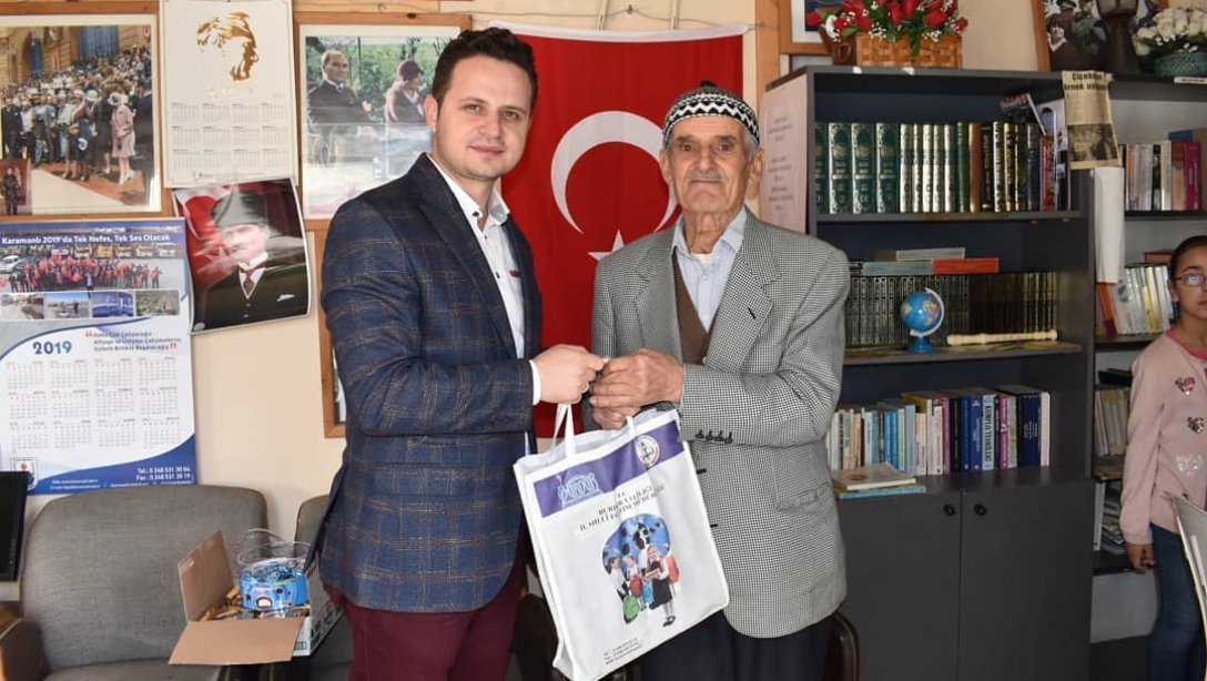 İl Milli Eğitim Müdürü Emre Çay, Karamanlı ilçesinin Kağılcık Köyünde kütüphane kuran Emin Akay'ı ziyaret etti.