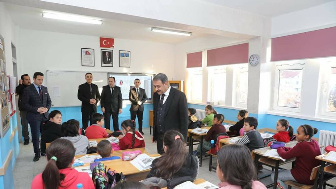 Vali Hasan Şıldak ve İl Milli Eğitim Müdürü Emre Çay, Vali Dr. Süleyman Oğuz İlkokulunda öğrenci ve öğretmenlerimizle bir araya geldi.