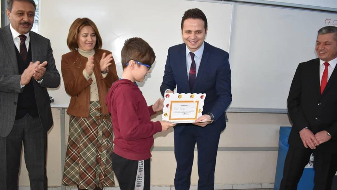 2019-2020 Eğitim Öğretim yılının ilk karnelerini Vali Sayın Hasan Şıldak, Eşi Fatmanur Şıldak ve İl Milli Eğitim Müdürü Emre Çay, Özboyacı İlkokulunda dağıttı.