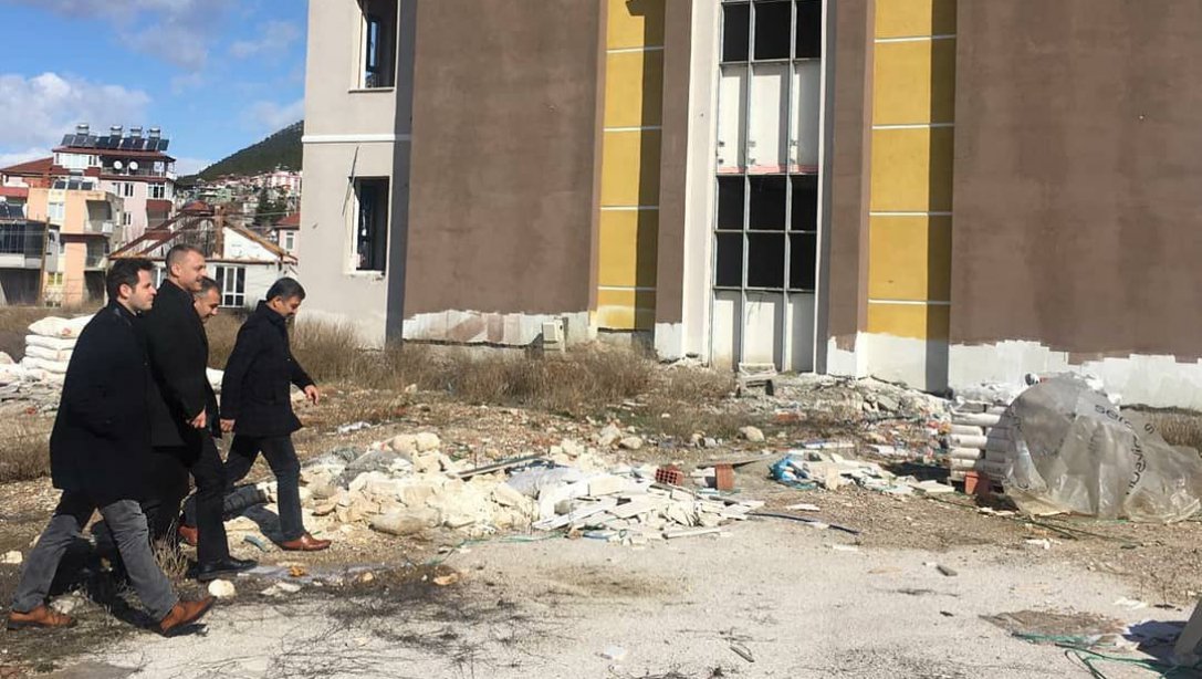 İl Millî Eğitim Müdürü Emre Çay, Bucak Emin Gülmez Ortaokulu inşaatının son durumu hakkında incelemelerde bulundu.