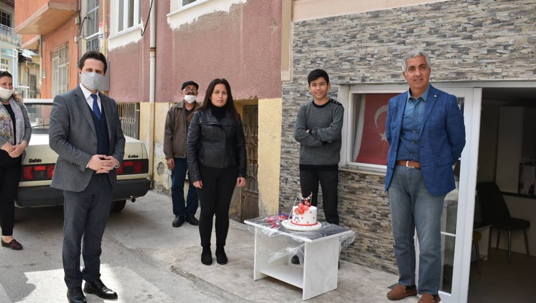 İl Milli Eğitim Müdürü Emre ÇAY, Ulusal Egemenlik ve Çocuk Bayramı dolayısıyla   23 Nisan doğumlu öğrencimizin doğum gününü kutladı.