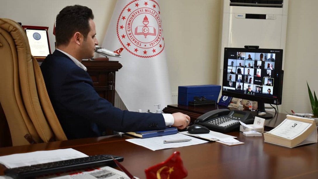 İl Milli Eğitim Müdürü Emre ÇAY ,  merkez ilçe okul müdürleri ile telekonferans yöntemi ile toplantı gerçekleştirdi.