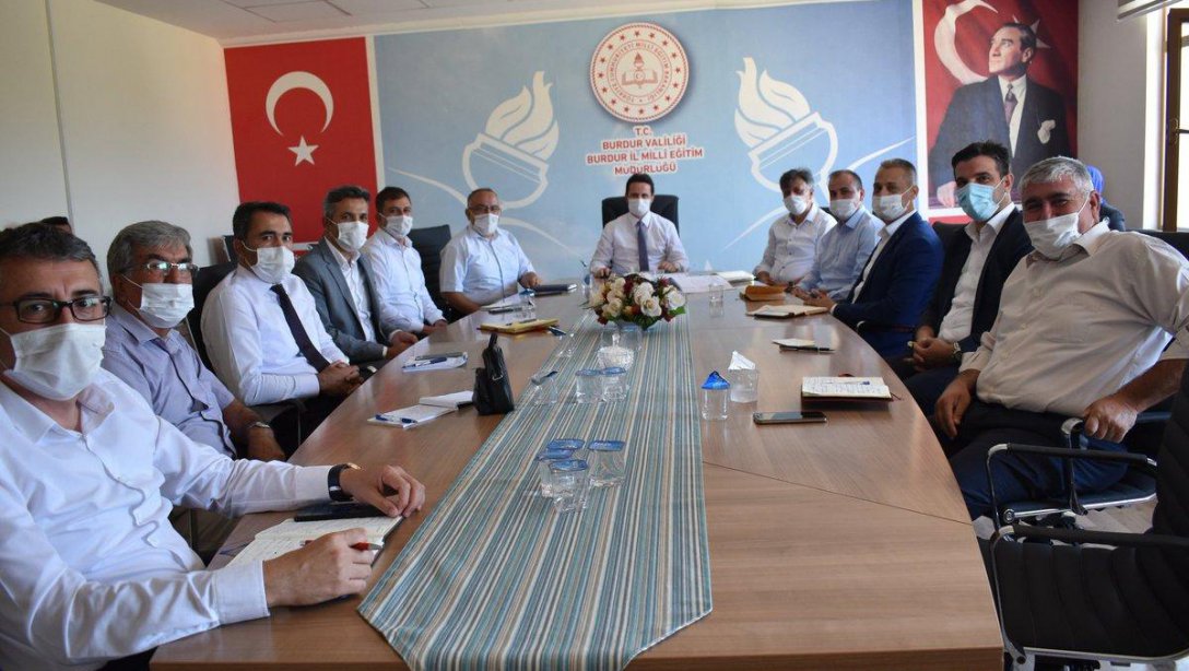 İl Milli Eğitim Müdürü Emre ÇAY, İlimiz eğitim yöneticileri ile istişare ve değerlendirme toplantısında bir araya geldi.