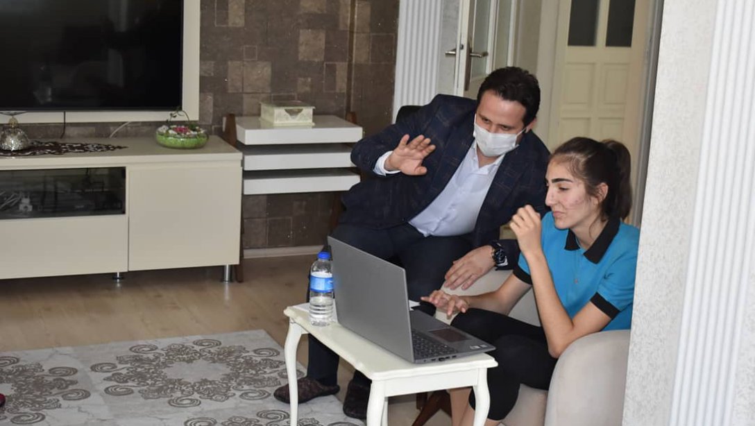 İl Milli Eğitim Müdürü Emre ÇAY, öğrencimizin evinden canlı derse misafir oldu