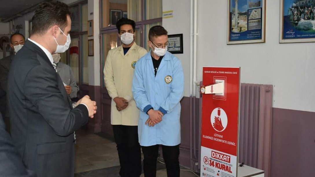Merkez Mesleki ve Teknik Anadolu Lisesi öğretmen ve öğrencileri tarafından yapılan sensörlü dezenfektan cihazının tanıtımını gerçekleştirildi. 