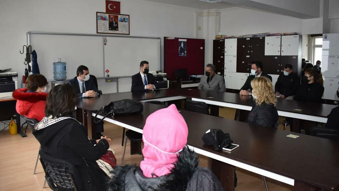 İl Milli Eğitim Müdürü Emre ÇAY, Şeker Ortaokulu öğretmenleri ile bir araya geldi.