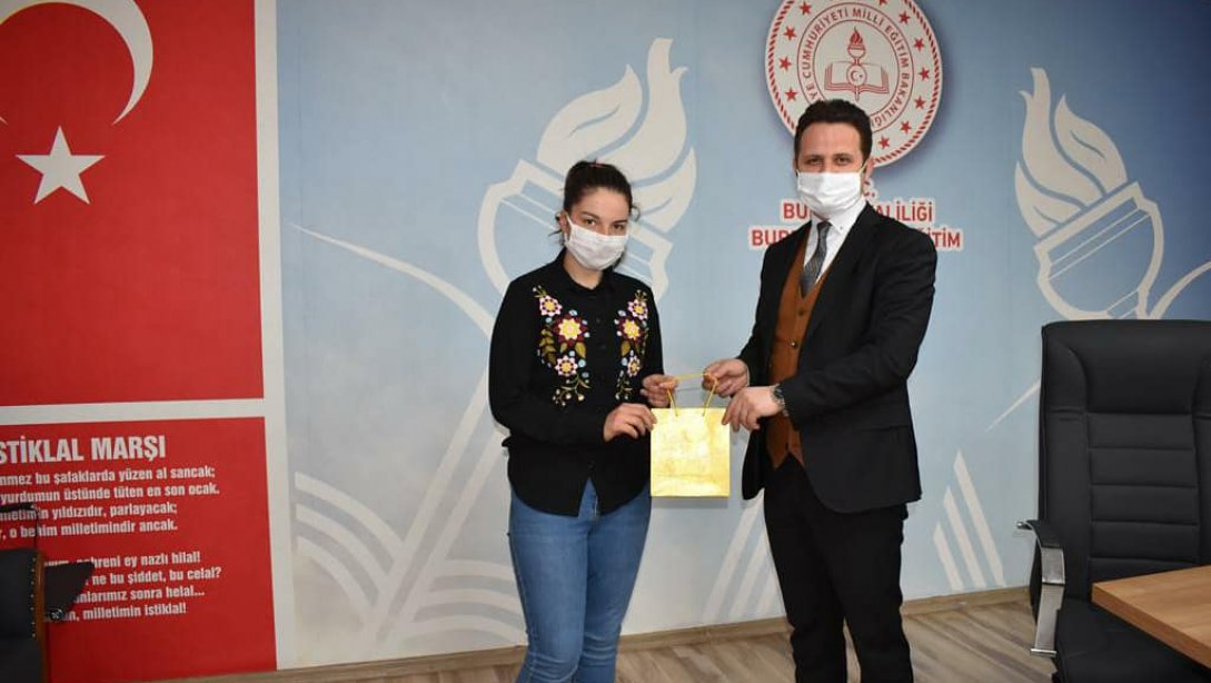 İstiklal Marşı ve Mehmet Akif Ersoy Temalı resim yarışmasında dereceye giren öğrenciler ödüllendirildi. 
