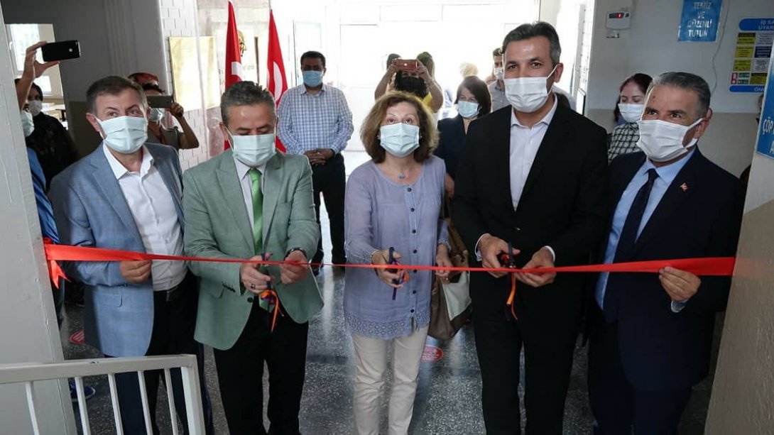 Türkiye Yardım Sevenler Derneği Ortaokulu TÜBİTAK 4006 Bilim Fuarı'nın açılışı