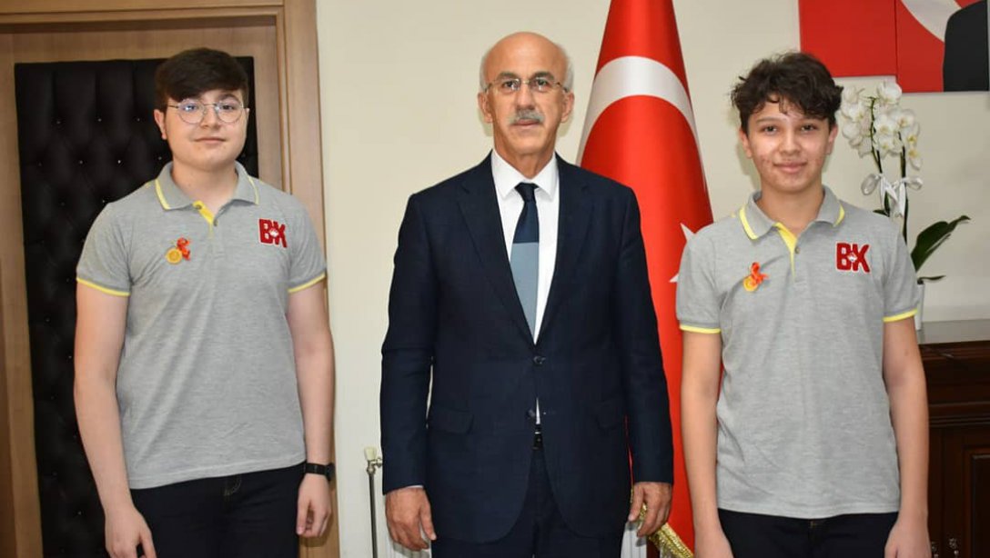 LGS Türkiye Birincisi olan öğrencilerimiz Hasan TÜREL ve Mustafa ÖREN ödüllendirildi.