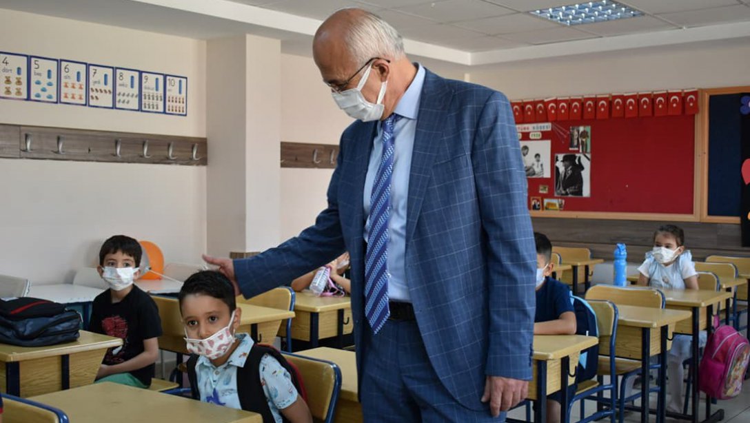 İl Milli Eğitim Müdürü Erdem KAYA, uyum haftasında 1.sınıfa başlayan öğrencilerle bir araya geldi. 