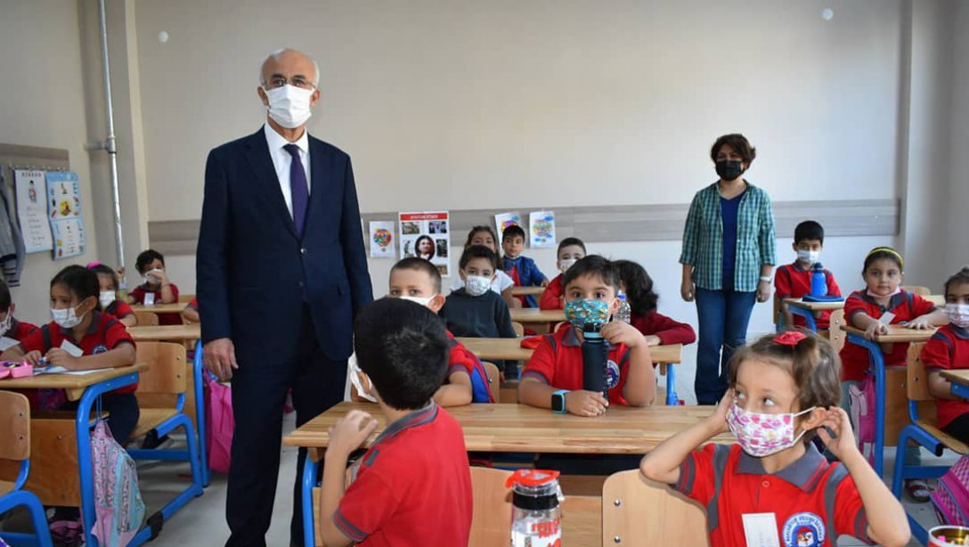İl Milli Eğitim Müdürü Erdem KAYA Bahçelievler Şehit Sıdkı Kara İlkokulu öğrencileriyle bir araya geldi. 