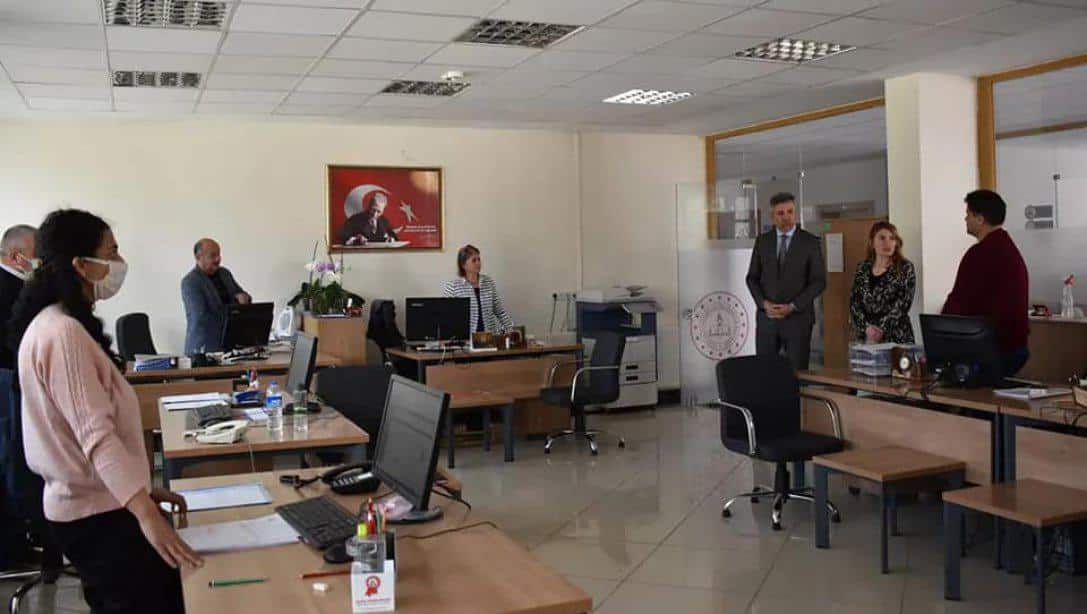 Burdur İl Millî Eğitim Müdürü Nesrin KAKIRMAN, müdürlük hizmet binasında çalışanı personelleri odalarında ziyaret etti.