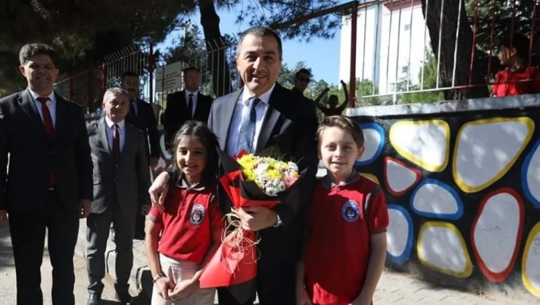 Valimiz Sn. Türker Öksüz Bahçelievler Şehit Sıdkı Kara İlkokulu'nu Ziyaret Etti