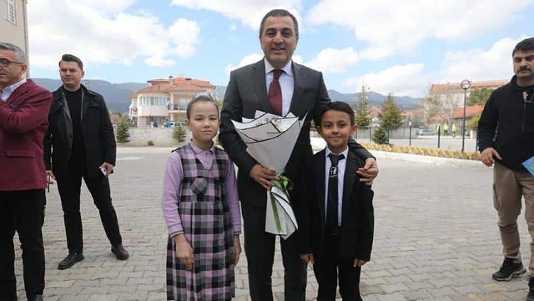 Valimiz Sayın Türker Öksüz, Gölhisar İlçesinde Adnan Menderes İlkokulu'na ziyarette bulundu.