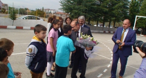 28/09/2015 tarihinde İlköğretim Haftası  Cumhuriyet Meydanı Çelek Sunma ve Türkiye Yardım Sevenler İlkokulu