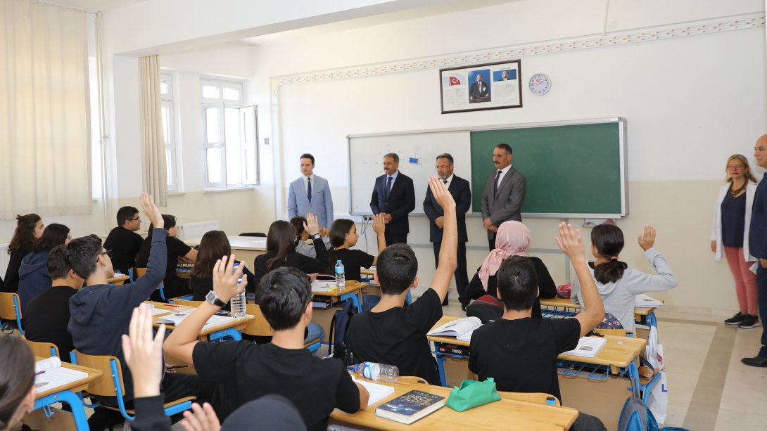 Burdur Valisi Hasan Şıldak Ercan Akın Fen Lisesinde öğrenci ve öğretmenlerle bir araya geldi.