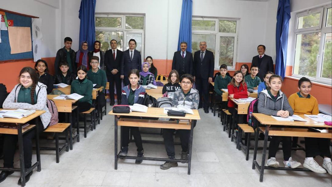 Vali Hasan Şıldak ve İl Milli Eğitim Müdürü Emre Çay, Mehmet Akif Ersoy İlkokulunu ziyaret ederek öğrenci ve öğretmenlerimizle bir araya geldi.
