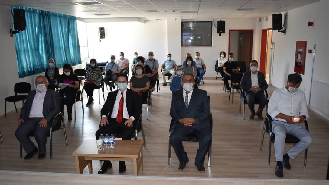 İl Milli Eğitim Müdürü Emre Çay, 2020 - 2021 öğretim yılı açılışını Recep Tayyip Erdoğan Anadolu İmam Hatip Lisesi'nde yaptı. 