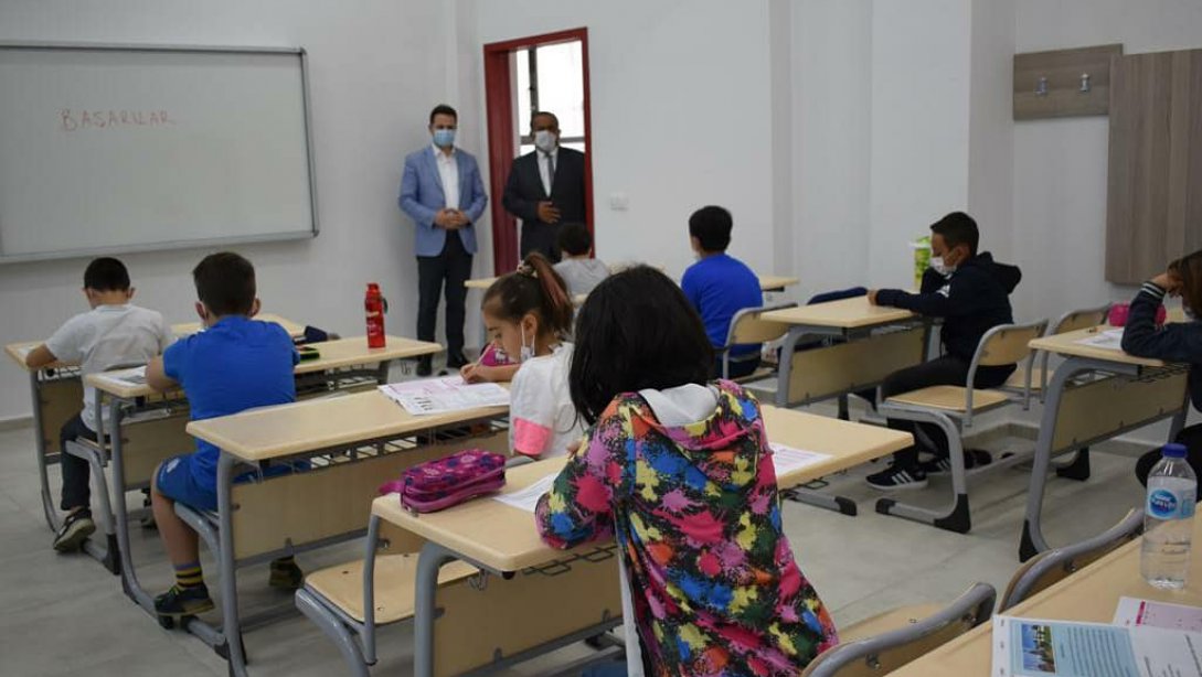 İl Milli Eğitim Müdürü Emre ÇAY, Recep Tayyip Erdoğan Anadolu İmam Hatip Lisesi Fen ve Sosyal Bilimler Proje Ortaokulu'na öğrenci kabul sınavında incelemelerde bulundu.