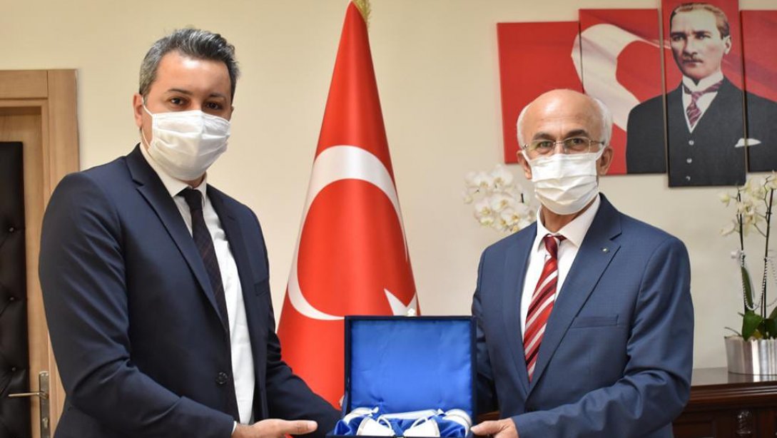KOOP-İŞ Antalya Bölge Başkanı Mustafa ŞAHİN'den İl Milli Eğitim Müdürü Erdem KAYA'ya hayırlı olsun ziyareti.