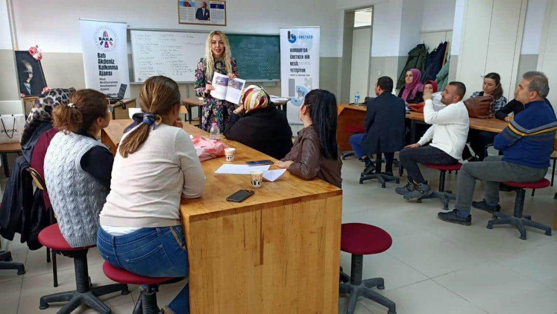 Burdur'da Üretken Bir Nesil Yetişiyor BAKA SOGEP Projesi kapsamında Renkli Dokunuşlar ve Uygulamalar Resim Kursu