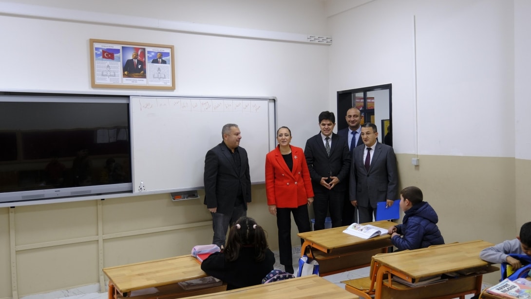 Valimiz Sayın Tülay Baydar Bilgihan, İstiklal Ortaokulu ve Nuriye Mehmet Nuri Velicangil İlkokulu'na ziyarette bulundu. 