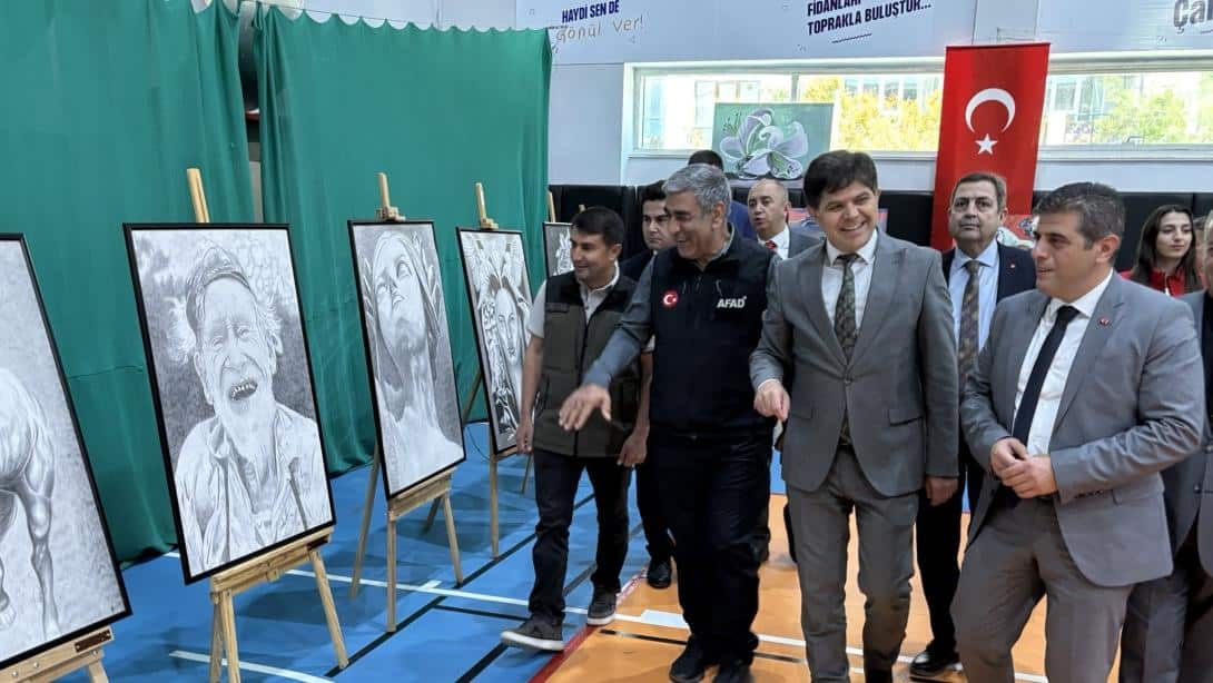 İl Millî Eğitim Müdürümüz Sn. Muhammed ÖZDEMİRCİ;  19 Mayıs Atatürk'ü Anma Gençlik ve Spor Bayramı etkinlikleri kapsamında özenle hazırladıkları 'El Sanatları Sergisi' açılışına katıldı.